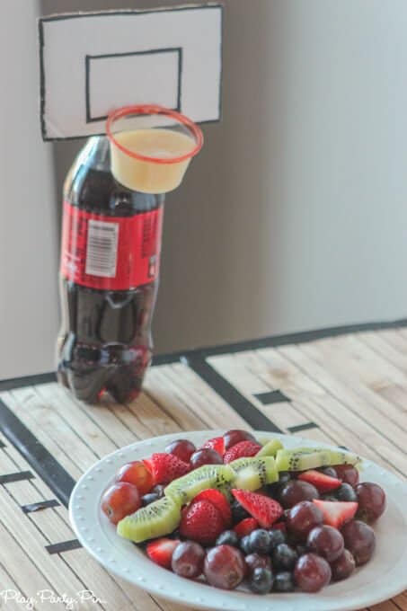 How awesome is this basketball party, love the cute Coke bottle basketball hoops with fruit dip for "dunking" your fruit!