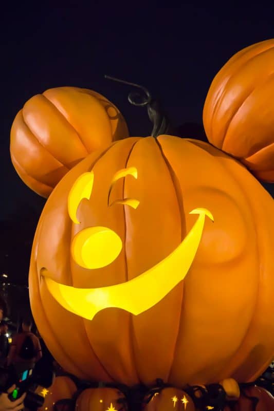 8-ways-to-host-a-spooktacular-disneyland-halloween-party-at-home