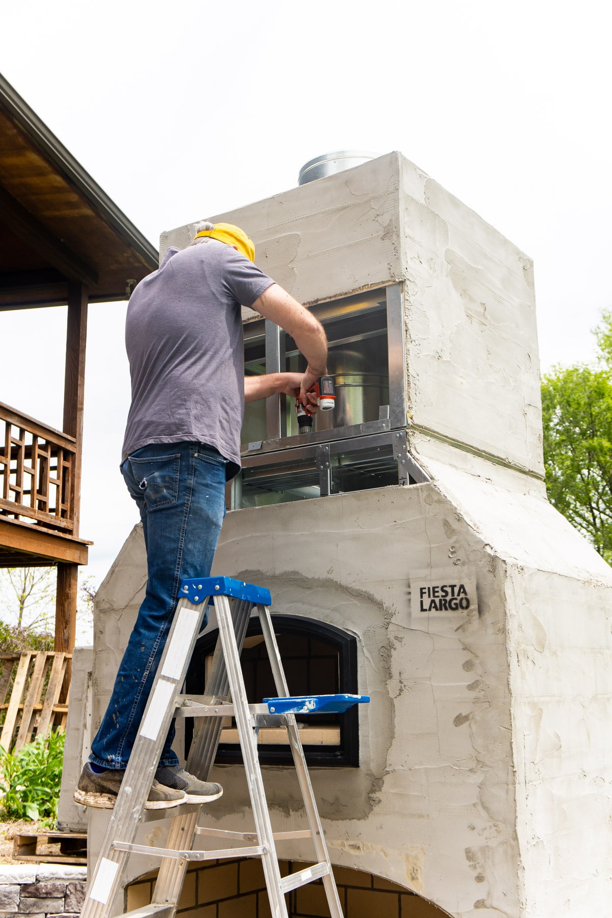 Adding chimney to an outdoor brick oven
