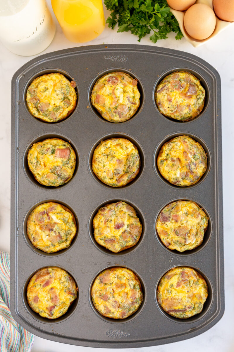 Easy Egg Breakfast Muffins with a Hash Brown Crust - Play Party Plan