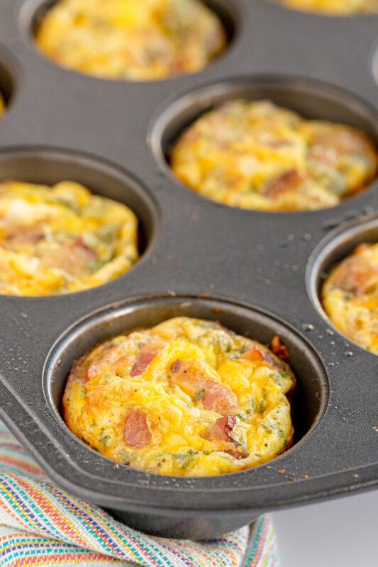 Easy Egg Breakfast Muffins with a Hash Brown Crust - Play Party Plan