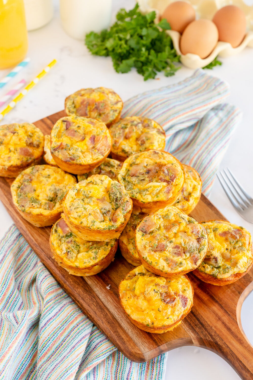 Easy Egg Breakfast Muffins with a Hash Brown Crust - Play Party Plan