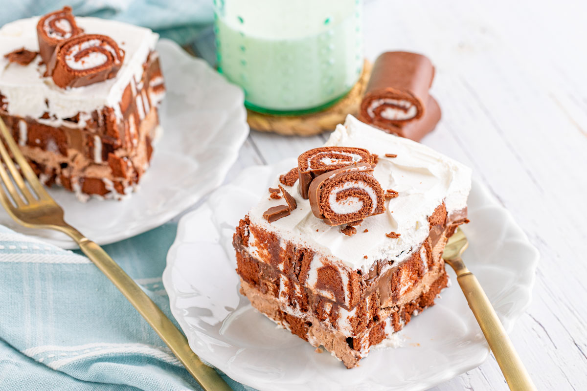 How do you prepare a tin for Swiss Rolls and Layer Cakes? 