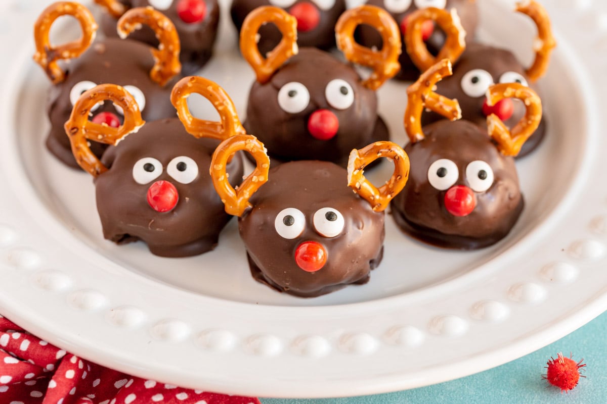 Easy Reindeer Brownie Balls - Play Party Plan