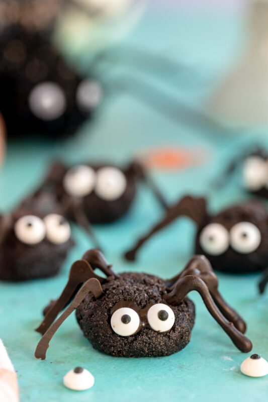 Easy Oreo Halloween Spider Treats - Play Party Plan