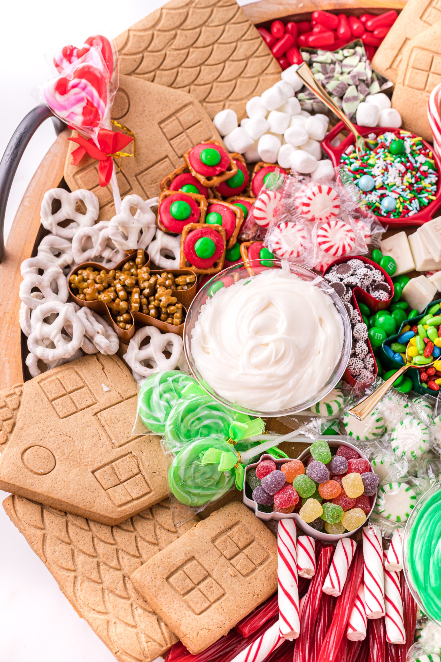 round gingerbread charcuterie board with toppings