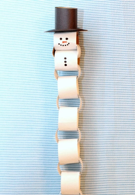 white paper chain with snowman hat and face