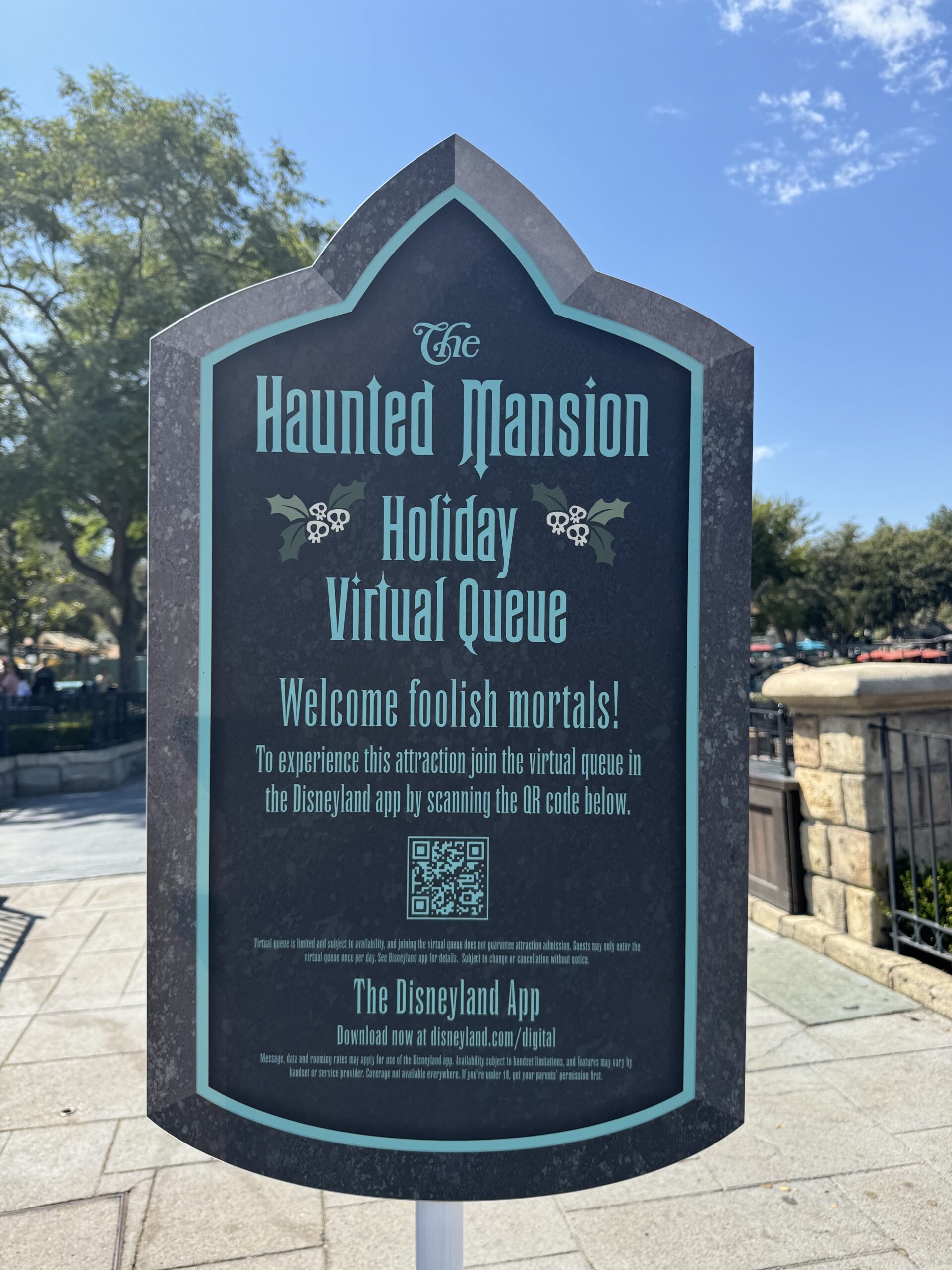 Sign showing the virtual queue line for Haunted Mansion