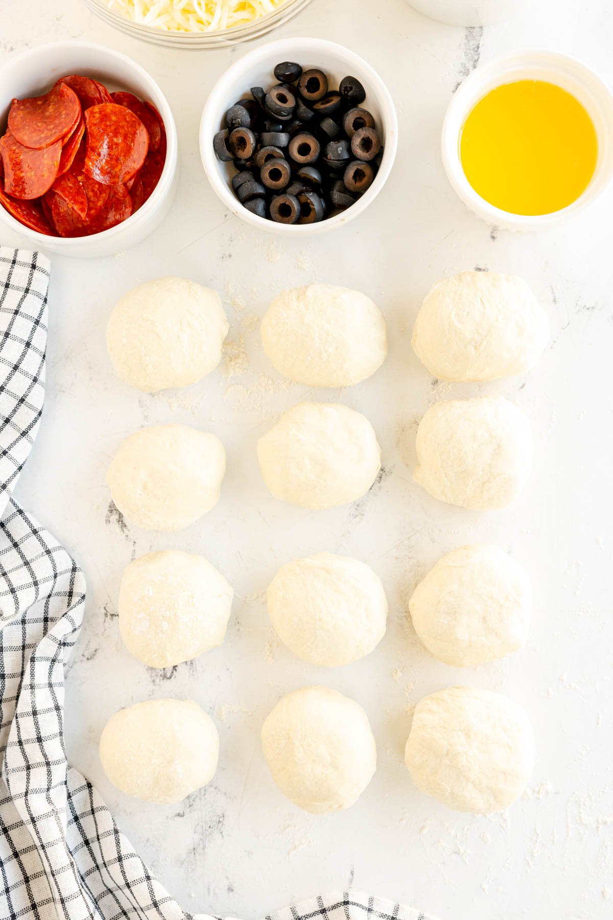 12 small balls of pizza dough