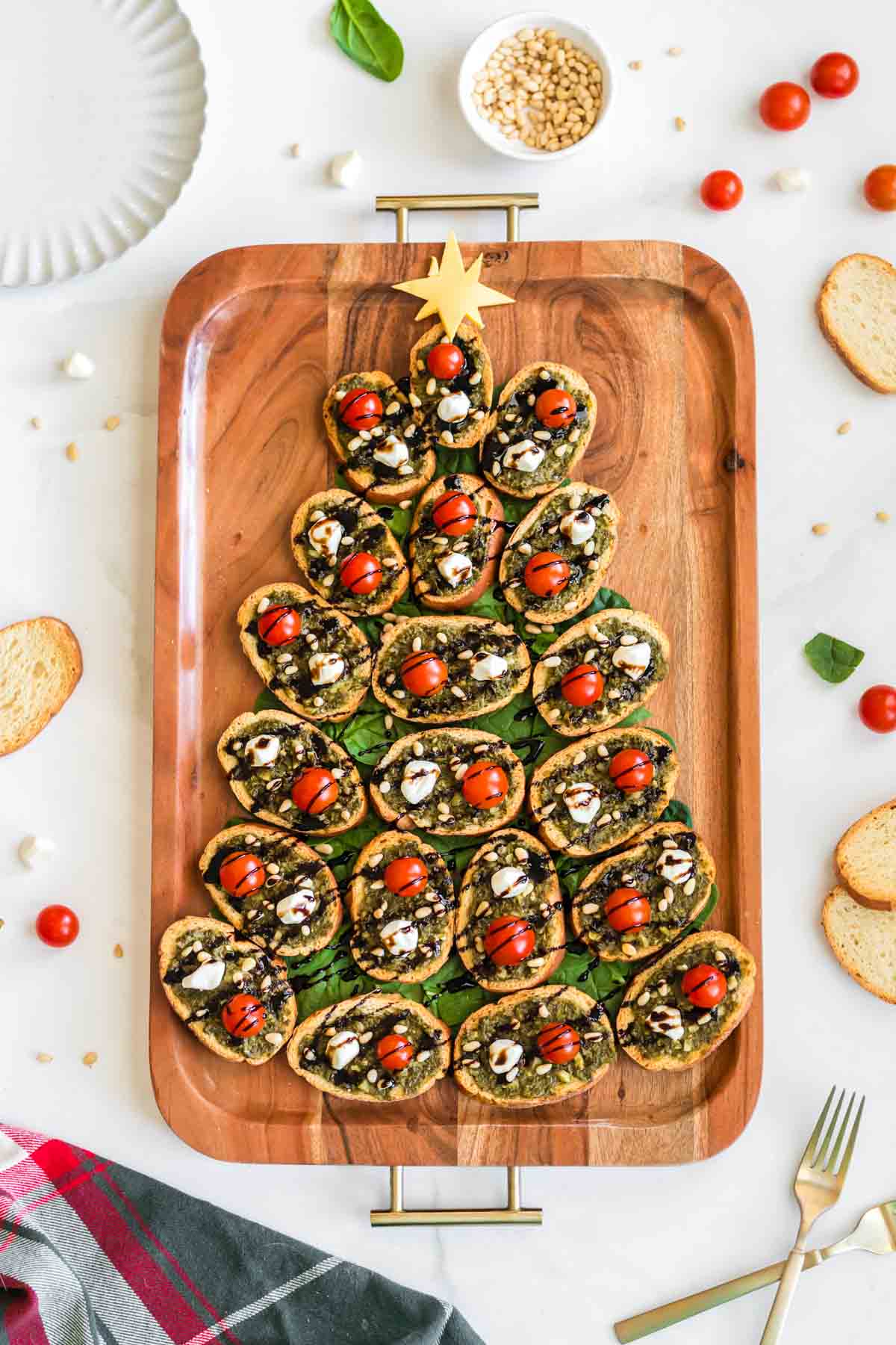 Pesto crostinis in the shape of a Christmas tree 